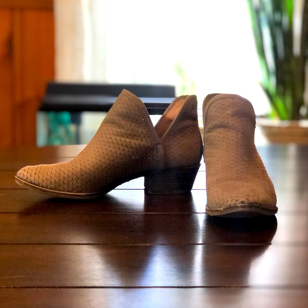 Lucky Bashina bootie perforated tan 8.5